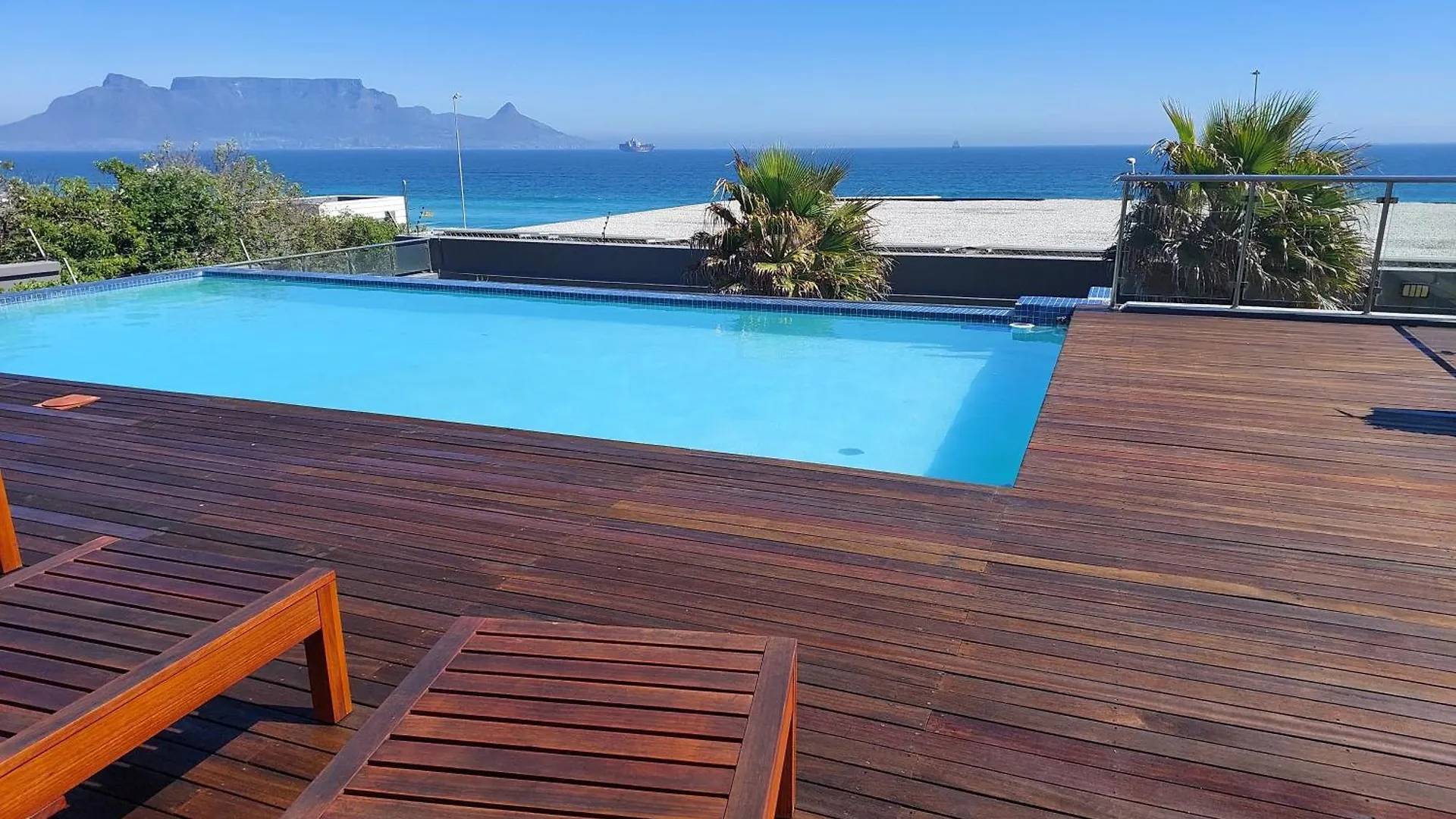 Apartment Infinity Beachfront 607 - Self Catering Unit Bloubergstrand